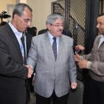 Ouyahia accueilli au bureau de vote. New Press